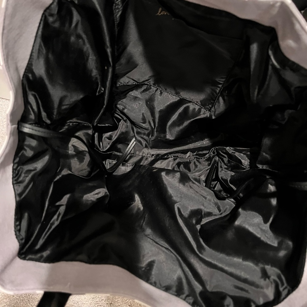 Victoria Secret - Picture 3 of 5